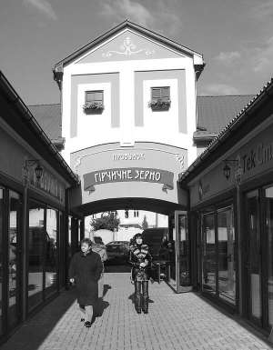 Жителі Ужгорода прогулюються торговим центром ”Ковчег” 