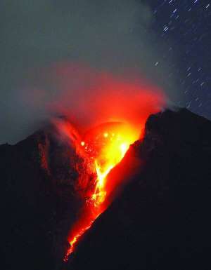 Вулкан Мерапі в Індонезії вивергає лаву й дим