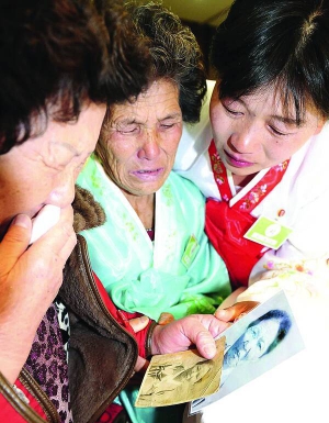 Парк Сун Ніео (ліворуч) із Південної Кореї плаче поруч зі своєю сестрою Парк Йонг Ок (у центрі) та племінницею.