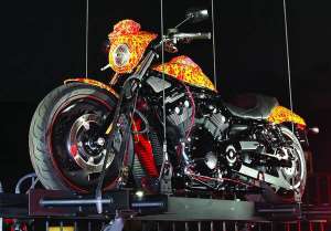 Мотоцикл, розписаний Джеком Армстронґом у стилі ”космічного екзистенціоналізму”, виставили в арт-галереї міста Маріна-дель-Рей