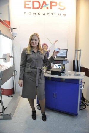 Галина Іщенко демонструє власну ID-картку з біометричними даними, зроблену за п’ять хвилин