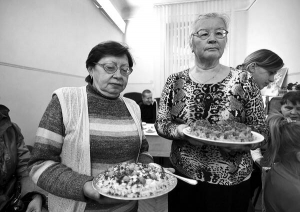 Львів’янка Марія Братків (праворуч) перемогла в конкурсі серед незрячих ”Галицька господиня”