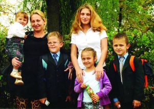 Марина Векліч, дружина голови Вінницької райдержадміністрації, тримає на руках наймолодшу доньку 3-річну Анастасію. Поряд з нею син Павло, 9 років, донька Даша, 16 років, син Андрій, 8 років і онука Катерина