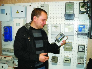 Вінничанин Сергій Єрофєєв розглядає лічильник системи ”Смарт” в офісі компанії ”Енергооблік”