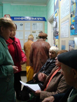 Жителі міста Ладижин сидять у черзі до кабінету юристів міської ради