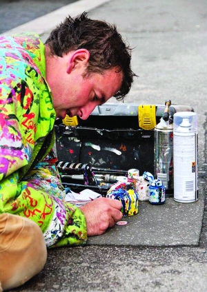 Британець Бен Вілсон розмальовує розтоптану на асфальті жуйку
