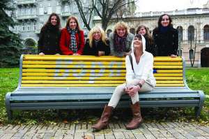 Співак Борис Апрєль фотографується зі своїми шанувальницями у столичному парку Шевченка