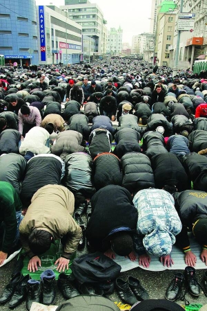 Мусульмани Москви моляться під час свята  курбан-байрам у день закінчення хаджу, паломництва до Мекки