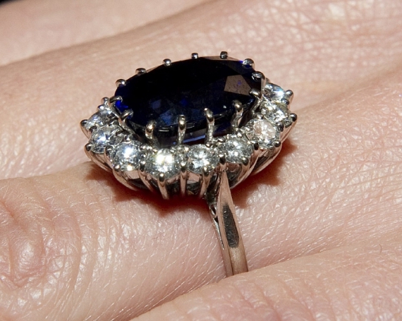Кольцо в 18 карат, обрамленное бриллиантами