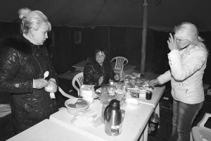 17 листопада. У наметі під Верховною Радою снідають підприємці, які приїхали протестувати проти прийняття Податкового кодексу