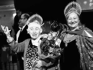 Українкам Шифрі Бліновій (ліворуч) і Беллі Делеу-Бард вручили корони