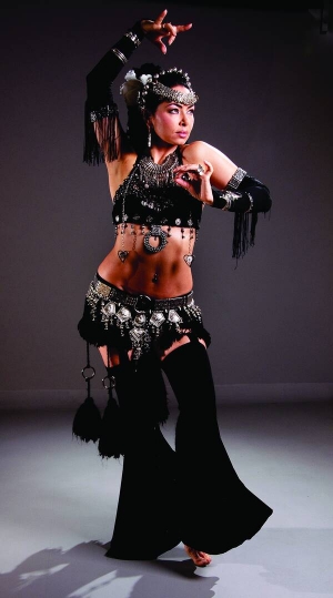 Вінничанка Наталя Плунська танцює у костюмі ”Північ”