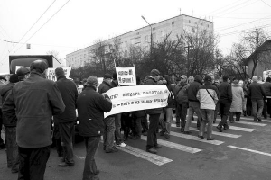 У Тернополі підприємці на знак протесту проти Податкового кодексу перекрили дорогу з міста