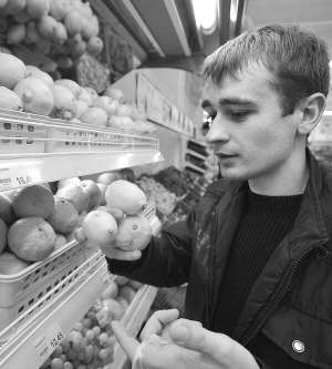 Лимони у львівських супермаркетах продають по 16,49 гривні за кілограм. Минулої зими було удвічі дорожче