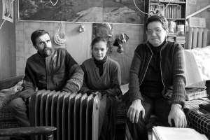 Киянин Олександр Глухов з дружиною Тетяною (праворуч) і донькою Вірою сидять біля обігрівача.