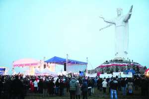 Поле навколо статуї Ісуса Христа у польському місті Сьвебодзін у неділю, в день її відкриття та освячення. Пам’ятка заввишки 36 метрів, розташована на 16-метровому пагорбі
