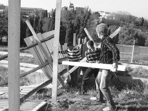 Мешканці Севастополя валять 1 листопада паркан, який встановили будівельники на території охоронної зони заповідника ”Херсонес Таврійський”