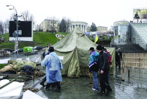 Учасники мітингу проти прийняття Податкового кодексу розбивають намети