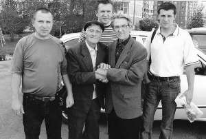 Іван Желтяков (у центрі ліворуч) вперше зустрівся з братом Олексієм Невідомим та трьома його синами 2007-го