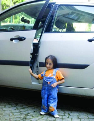 21-річна Хатіс Кокаман стоїть біля автомобіля, що належить другові її батька