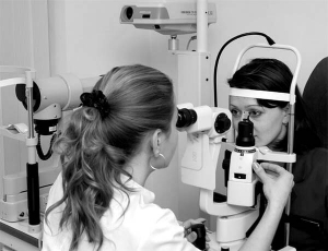 Лікарі радять після 40 років двічі на рік проходити обстеження в офтальмолога, вимірювати очний тиск