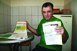 Петро Щепанюк показує листи від фірм, які пропонують роботу на дому