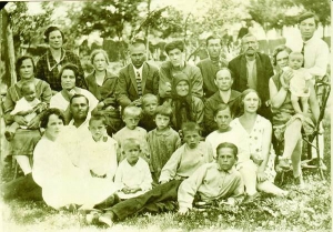 Родина Михальських із райцентру Тальне на Черкащині. Знімок 1929 року.