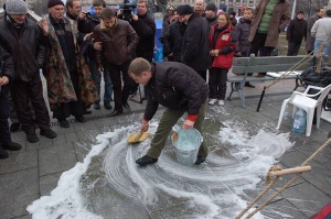 Під вигуки ”Дезінфекція!” підприємці миють плити майдану Незалежності у Києві