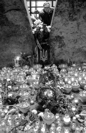 Чоловік кладе квіти до Меморіалу жертвам Голодоморів у Києві 27 листопада 2010 року