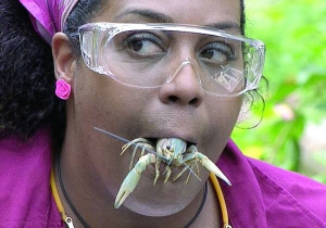 Американка Елісон Гемонд тримає у роті скорпіона
