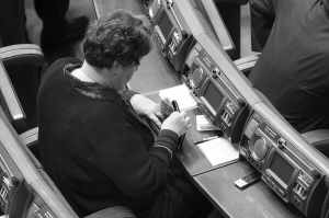 Під час вівторкового засідання парламенту ”регіоналка” Юлія Ковальова рахує гроші у гаманці