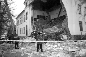 Рятувальники у понеділок розбирають завали зруйнованої частини школи №5 у місті Докучаєвськ 