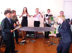Школярі села Новоселиця на Хмельниччині створили козацький ансамбль шумових інструментів ”Веселі музики”