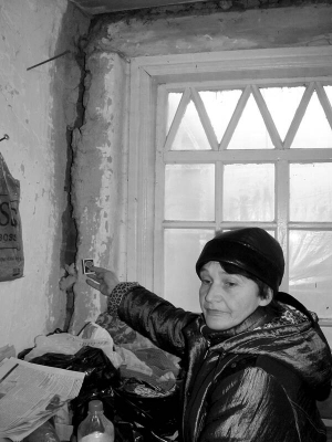 Жителька Мачухів Полтавського району Тамара Півень показує тріщини на стінах у будинку.