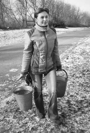 Ірина Турбовець з села Нова Гребля Калинівського району несе від сусідки воду