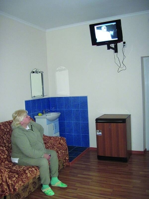 Зінаїда Галета з Христинівки дивиться телевізор у відремонтованій палаті місцевої райлікарні