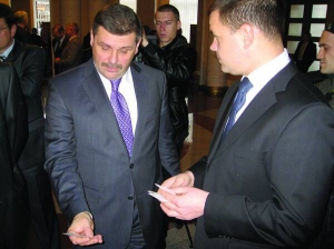 Голова Черкаської райдержадміністрації Євген Влізло (ліворуч) роздивляється  тимчасове посвідчення депутата міської ради