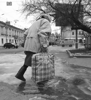 Жінка йде по вулиці Шота Руставелі у Львові у середу зранку
