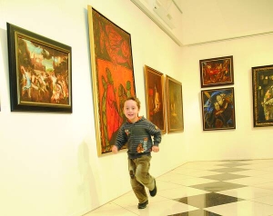 Син київського художника Матвія Вайсберга на його виставці у столичній галереї ”Дукат” 