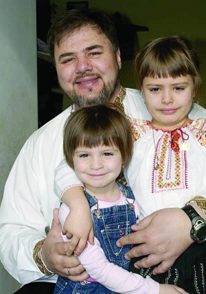 Руслан Коцаба з дочками шестирічною Квітославою та трирічною Зореславою