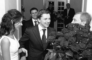 Мер Києва Леонід Черновецький дарує квіти секретареві Київради Олесеві Довгому і його дружині 
