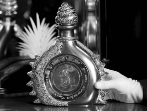 Пляшку ”Діамантовий стерлінг” уперше показали у столиці Мексики. Її виготовили з 2,3 кілограма платини та 4100 діамантів