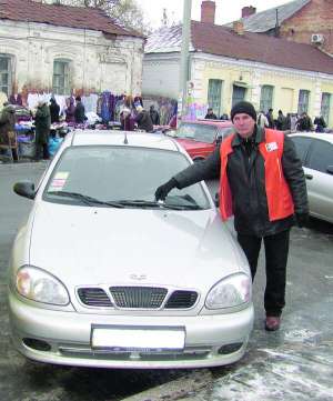Паркувальник 57-річний Віктор Нікітов закладає чек за ”двірники” машини