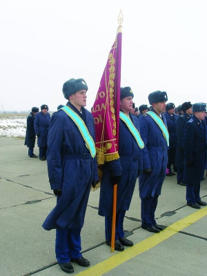 Прапороносці бригади транспортної авіації з новим прапором на аеродромі ”Гавришівка”