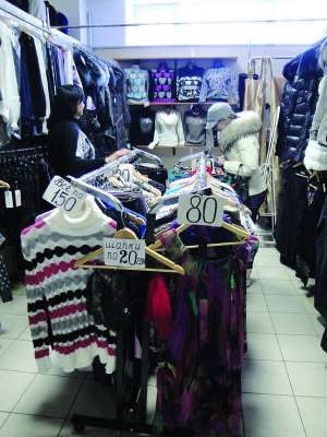 Валентина Богуславська (ліворуч) має відділ одягу в торговельному центрі ”Критий ринок” в Умані