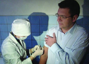 Медсестра третьої  міської поліклініки  робить щеплення від грипу меру Черкас Сергію Одаричу 