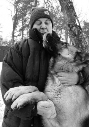 Екс-президент України Леонід Кравчук обіймає  свою вівчарку
