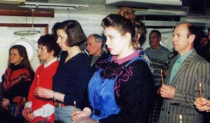 Галина Колотницька (праворуч) під час молебеню перед відправленням у другу експедицію в Антрактиду 1998 року