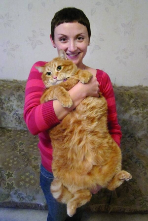 Марія Лутай з Донецька тримає на руках 17-кілограмового кота Мотю