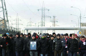 Фанати московського ”Спартака” 11 грудня несуть портрет загиблого Єгора Свиридова